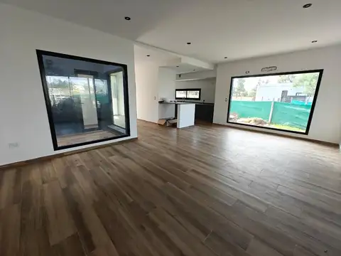 Casa 4 ambientes con 3 baños