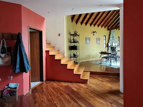 Casa 6 ambientes con 2 baños