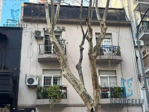 Excelente 3 Amb con Balcón frente/ Patio, 2do piso x escalera/ MUY LUMINOSO!!!