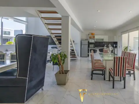 Casa 4 ambientes con 2 baños