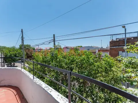 VENTA PH ENTRADA INDEPENDIENTE FLORES CON PATIO