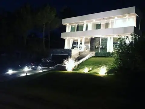 Casa 5 ambientes con 3 baños