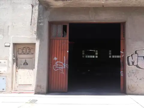 Galpon 130 Mtrs.2 techo de loza mas 60 m2. libres atras. Excelente Acceso