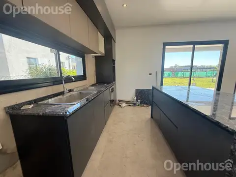 Casa en Venta con 3 cocheras