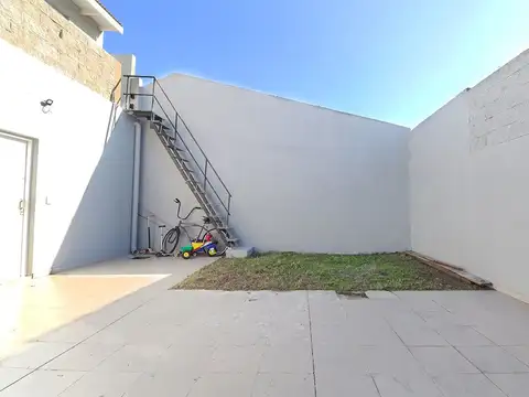 Depto Tipo Casa 4 ambientes con 2 baños