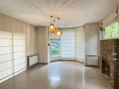 Casa en Alquiler con 2 cocheras