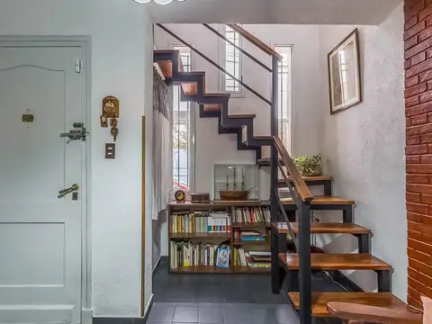 Casa 7 ambientes con 2 baños