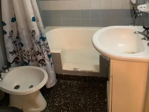 3 AMBIENTES 2 BAÑOS CON BALCON CORRIDO AL FRENTE 57 M2