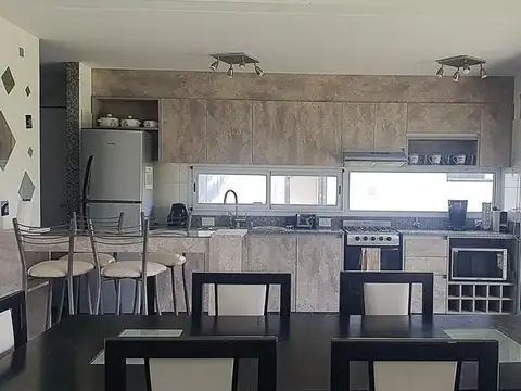 Casa 5 ambientes con 3 baños