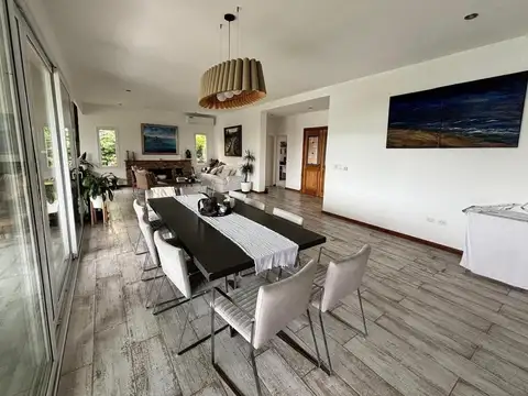 Casa 6 ambientes con 4 baños