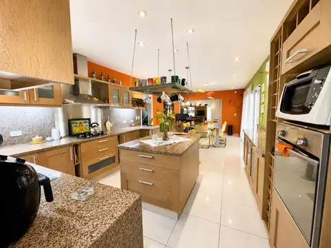 Casa en Venta con 6 cocheras