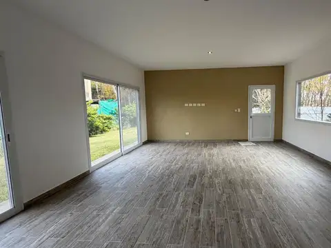 Casa 4 ambientes con 2 baños