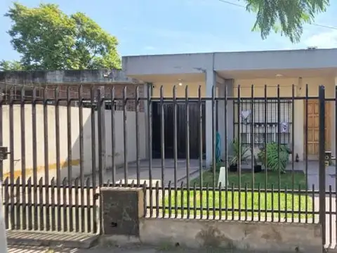 CASA 3 AMBIENTES CON COCHERA BARRIO FERROVIARIO, ITUZAINGO