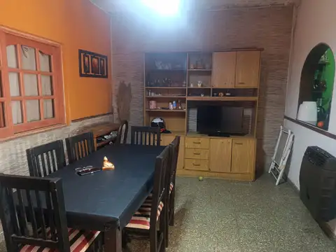 Casa 8 ambientes con 3 baños
