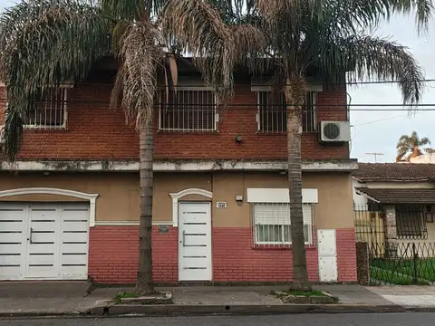 Casa Multifamiliar 8 Ambientes en Venta en Ituzaingó Norte!