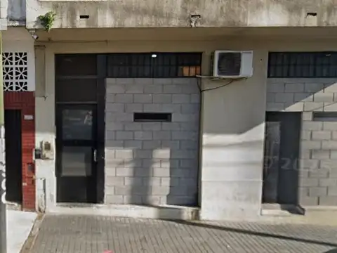 Local 60m2  a 50m Av. Larrazabal y Dellepiane