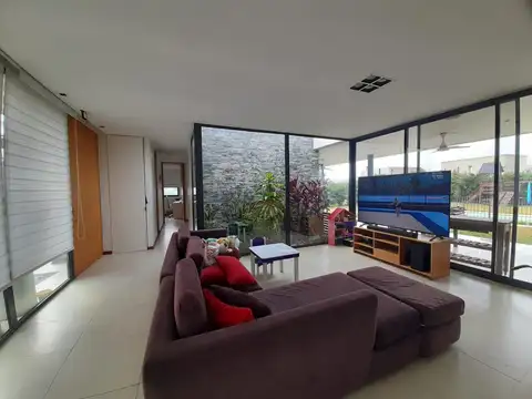 Casa en Venta con 3 cocheras