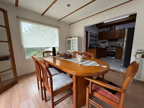 Casa 10 ambientes con 2 baños