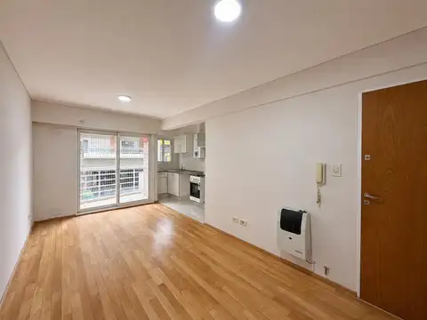 Departamento de 1 dormitorio con balcon al frente en zona centro