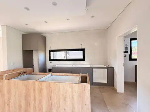 Casa a la venta en una planta sobre lote central en Santo Tomas