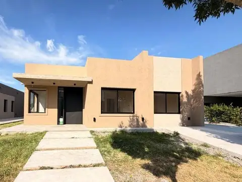 Casa a la venta en una planta sobre lote central en Santo Tomas