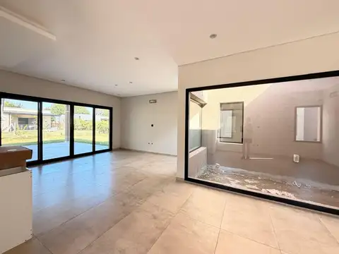 Casa en Venta con 5 cocheras