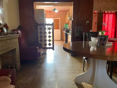 Casa de 3 ambientes con cochera  ,hermoso jardin al frente y fondo libre