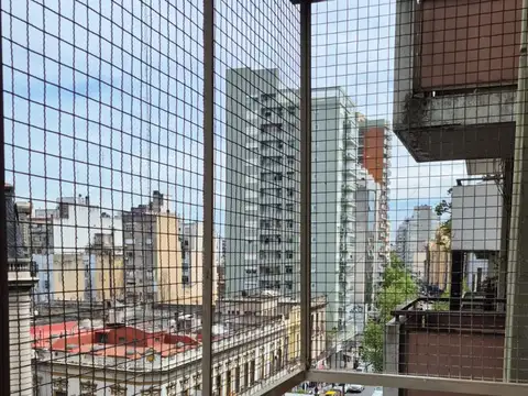 2 amb Balcón Frente- Apto Profesional- Baja Expensa- Muy Luminoso en importante zona comercial a metros Subte