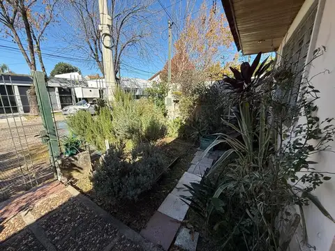 CASA IDEAL DOS FAMILIAS EN MUY BUENA UBICACION