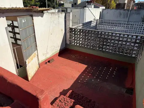CASA IDEAL DOS FAMILIAS EN MUY BUENA UBICACION
