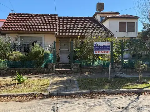 CASA IDEAL DOS FAMILIAS EN MUY BUENA UBICACION