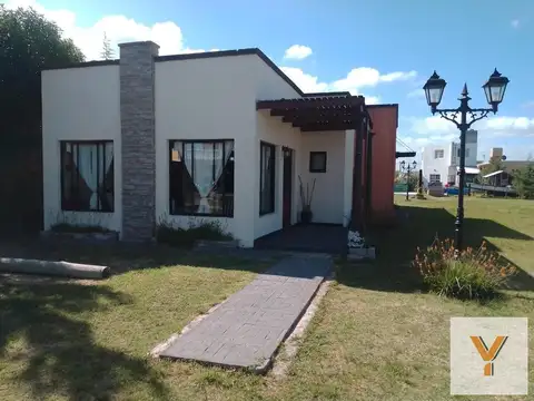 Casa en venta - 2 dormitorios 1 baño - patio - 800 mts2 - Domselaar