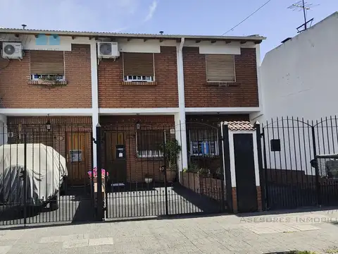Duplex 3 ambientes con cochera y patio con fondo verde en Venta en Tablada