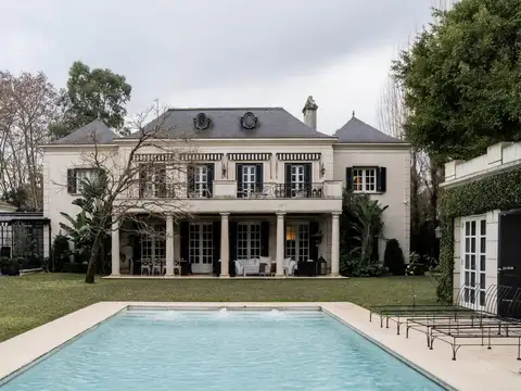 Casa en Venta, 3 Plantas Con Divino Jardín, Pileta, Sala de Cine y Playroom - Martínez, San Isidro