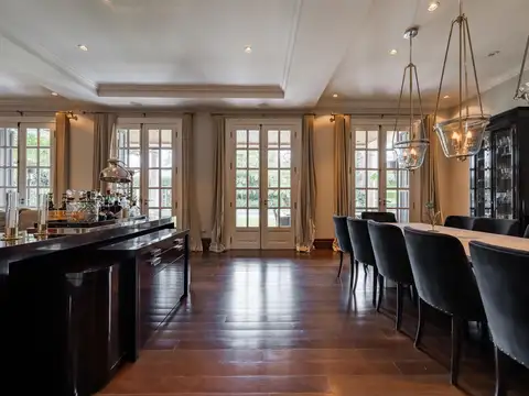 Casa en Venta, 3 Plantas Con Divino Jardín, Pileta, Sala de Cine y Playroom - Martínez, San Isidro