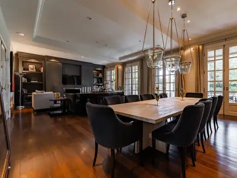 Casa 10 ambientes con 5 baños