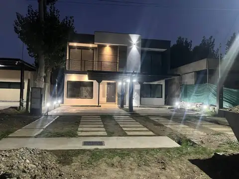 Venta de duplex en barrio privado country club maipú.