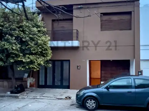 Hermosa CASA con patio cesped 3 dormitorios, con posibilidad uso laboral .