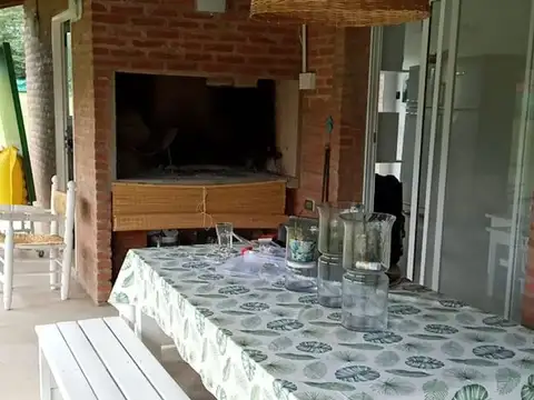 Casa en Alquiler con 2 cocheras