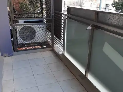 Alquiler mono-ambiente divisible al frente con balcón