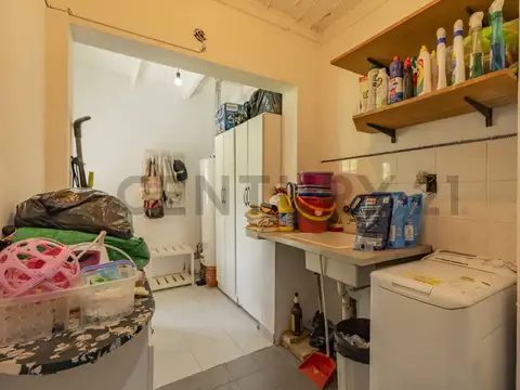 CASA EN VENTA EN GONNET CON TRES DORMITORIOS, PARQUE Y PILETA.