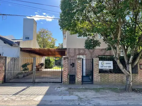 CASA EN VENTA EN GONNET CON TRES DORMITORIOS, PARQUE Y PILETA.