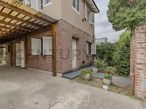 CASA EN VENTA EN GONNET CON TRES DORMITORIOS, PARQUE Y PILETA.