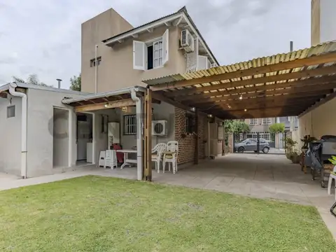 CASA EN VENTA EN GONNET CON TRES DORMITORIOS, PARQUE Y PILETA.