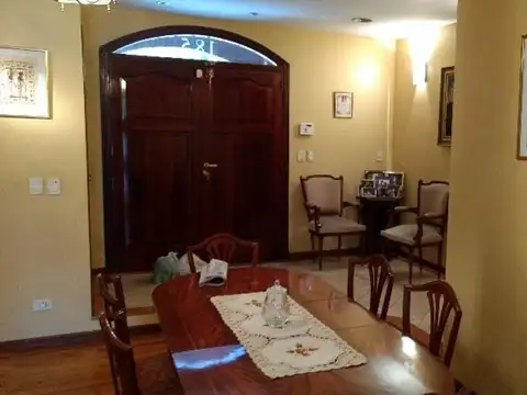EXCELENTE CHALET DE 5 AMBIENTES C/COCHERA PARQUE , PISCINA Q