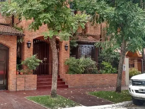 EXCELENTE CHALET DE 5 AMBIENTES C/COCHERA PARQUE , PISCINA Q
