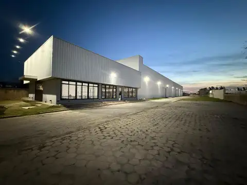 Fracción Industrial con Local, Galpones y Estacionamiento  2440 m² Cub. y 3.267 m² Libres - 9 De Abr
