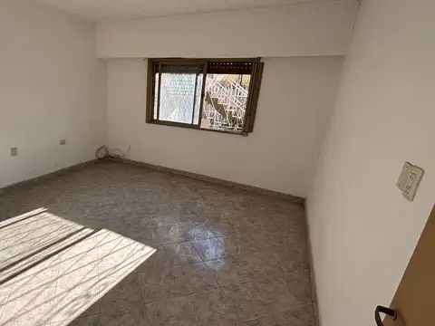 casa 3 ambientes, con entrada de auto