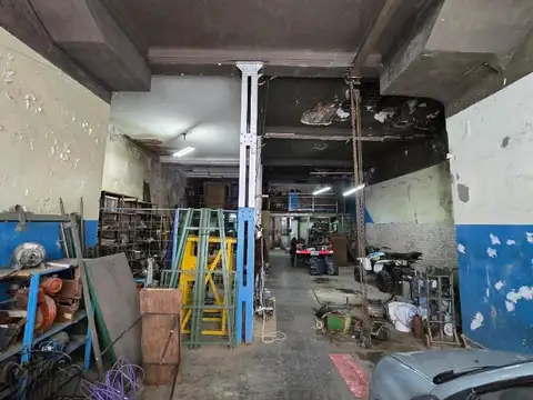 Amplio local apto todo destino, buen frente vidriado