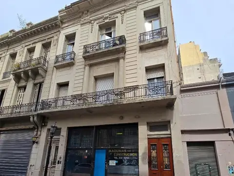 Amplio local apto todo destino, buen frente vidriado